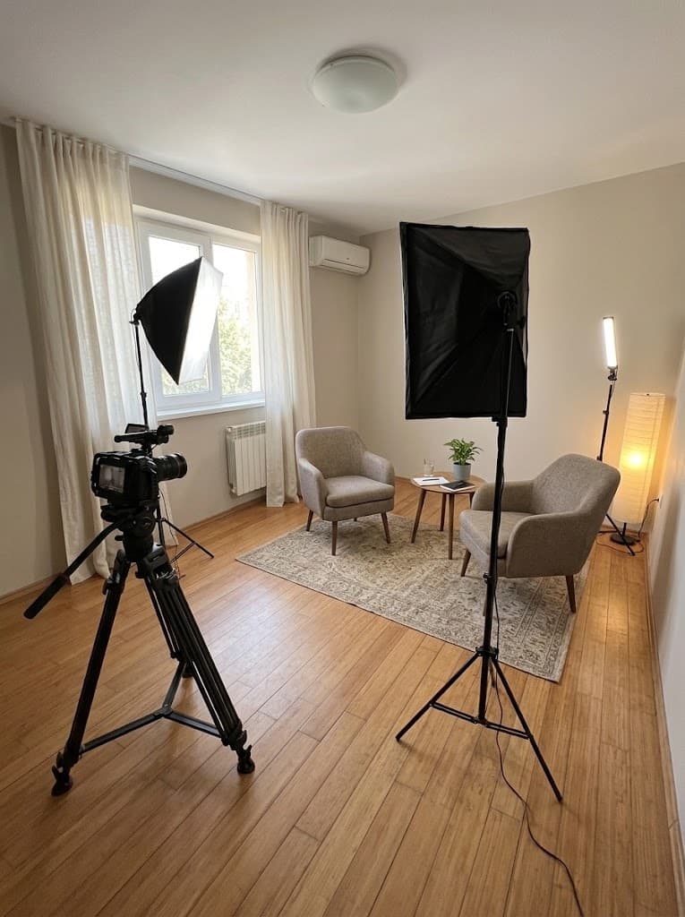 Colț de interviu lângă fereastră.